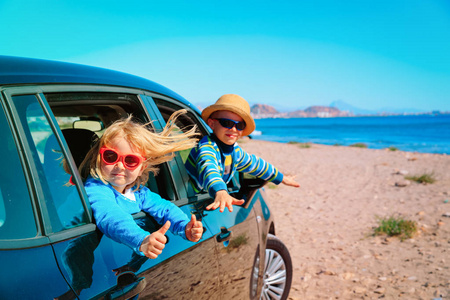 小男孩和女孩喜欢乘汽车在海滩旅行
