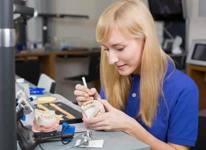 牙科实验室技术员对牙列模具应用瓷