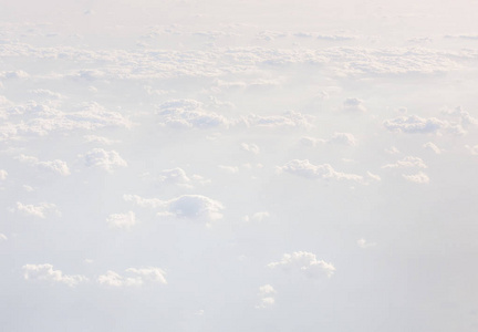 飞机飞过天空图片