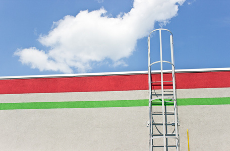 3d 渲染图为爬梯子到窗外的梯子到中间的白色背景上的目标对情侣手牵