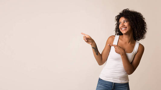 快乐的非洲裔美国妇女指出在复制空间