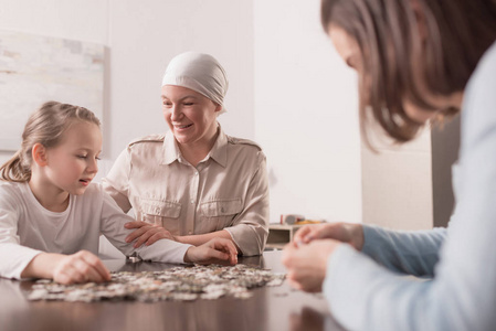 快乐的家庭一起玩拼图拼图, 癌症概念