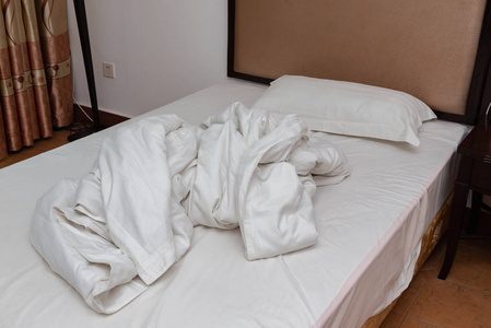 与早上展开被子酒店房间的床上照片