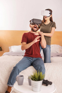 精力充沛的受惊夫妇诱人的 Vr