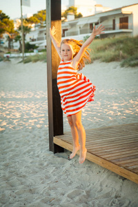 在日落的海滩上可爱的女孩。马略卡岛, 西班牙