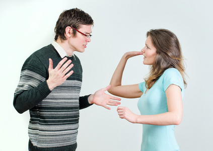年轻夫妇吵架照片