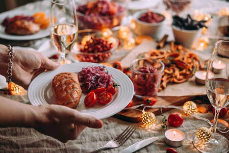 健康的现代蔬菜菜肴和烤火鸡或鸭。餐桌, 庆祝圣诞节或除夕夜