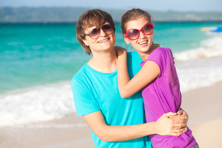 年轻快乐的夫妻热带海滩上很开心。蜜月