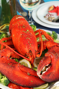 餐厅内炸鱼和海鲜的宏观摄影精心挑选的甲壳类动物吃晚饭烤牛肉配大虾