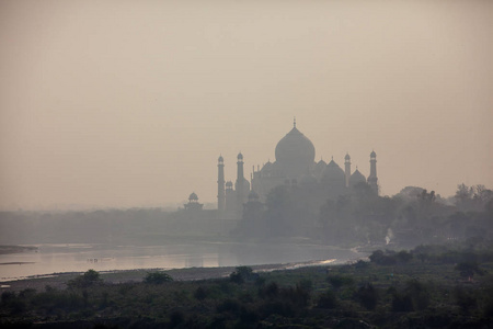 看泰姬陵横跨亚穆纳河河, 阿格拉, 印度