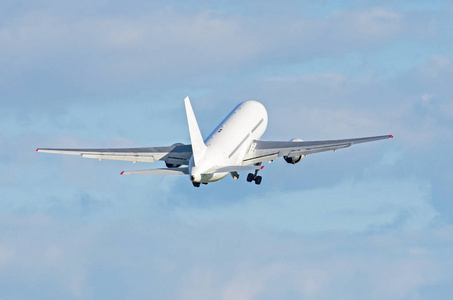 飞机起飞登上蓝天云