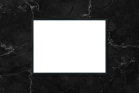 模拟空白海报图片框挂在黑色大理石墙的背景在房间里可用于蒙太奇产品显示和设计关键视觉布局的样机
