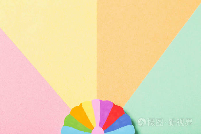 带橡皮擦的彩色纸张背景