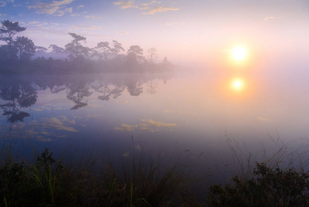 湖面上的日出之光, 倒影在水面上的薄雾