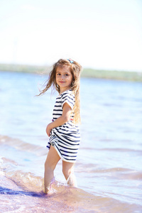 漂亮的小女孩，在沙滩上