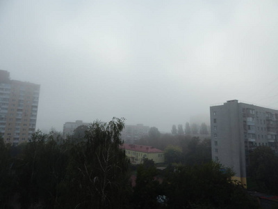 早晨的秋天雾在城市之上