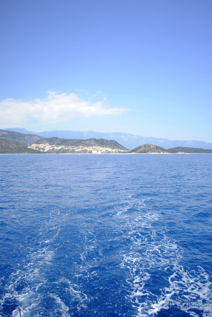 蓝色的大海和完美的天空