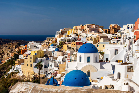 模型的希腊房子在岩石上的霓虹灯和粉红色的背景一个小的石头一层房子