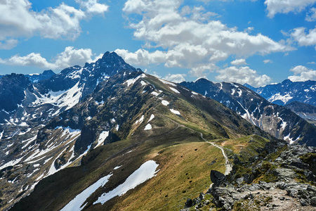 多岩石的山峰和密布在波兰 Tatra 山脉