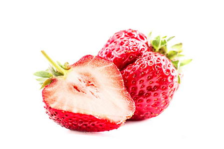 一套孤立的白色背景上的新鲜草莓