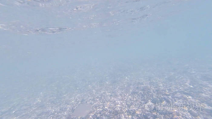 夏天的石头和鹅卵石在黑海海底的照片