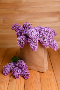 美丽的淡紫色花，包上木制背景表格中
