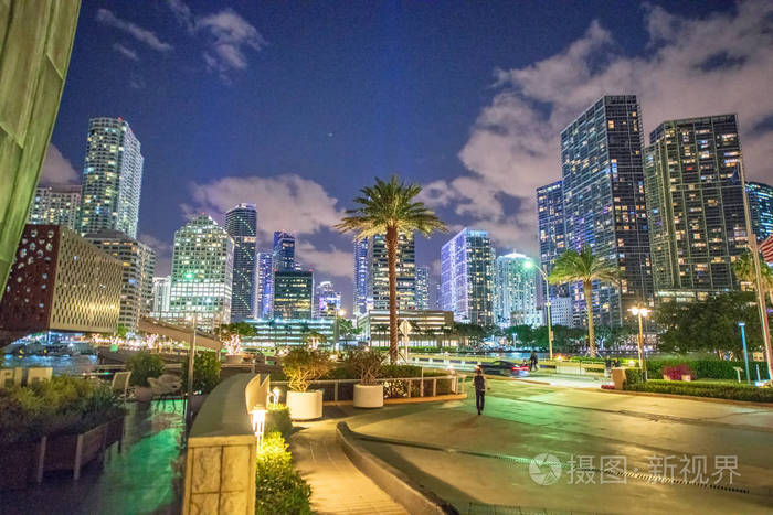 迈阿密市中心的摩天大楼在晚上