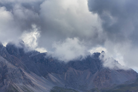 美丽的 cloudscape 和夕阳光在白云阿尔卑斯, 在秋季