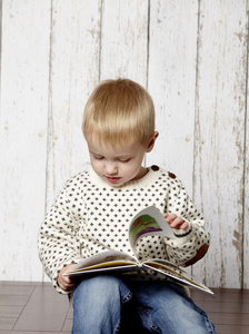 小男孩在读书图片