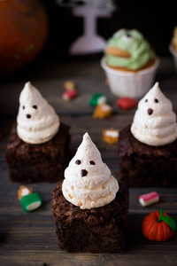 甜点万圣节巧克力布朗尼与幽灵的蛋白甜饼