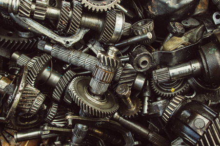轴正时齿轮许多破碎的齿轮和轴在垃圾箱照片