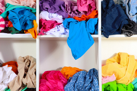 在货架上散落的衣物照片