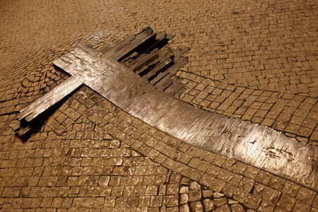 在人行道上的木制十字架照片