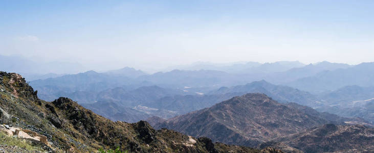 在 inbetween 的阿哈达山, 美丽的山脉和阿哈达路, 山脉