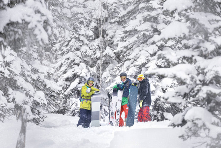 滑雪者和滑雪 offpiste 野外森林滑雪胜地