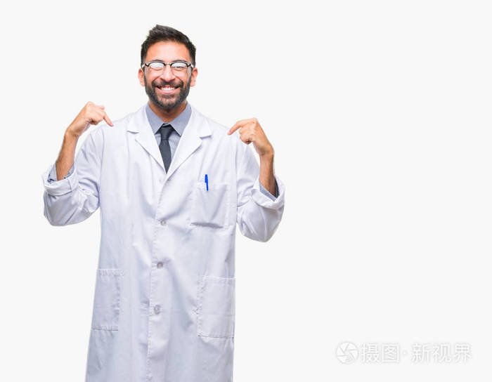 成年西班牙裔科学家或医生穿白色大衣在孤立的背景下, 脸上露出自信的