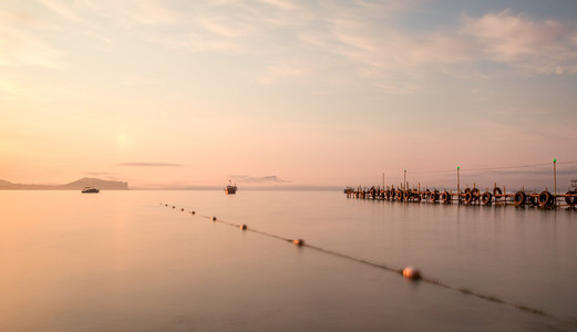 极简主义的海景。沿海的日出。乌克兰。克里米亚半岛