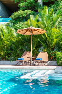 美丽的雨伞和椅子周围的游泳池在酒店和 r
