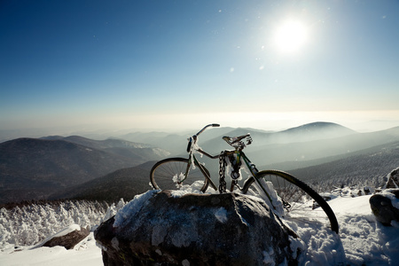 冬季景观的山。在一个山顶上的旧自行车。ru