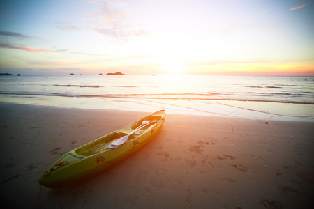 日落时分在热带海滩皮划艇