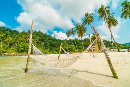 美丽的热带海滩和海边的吊床与椰子棕榈树在天堂岛的旅行假期