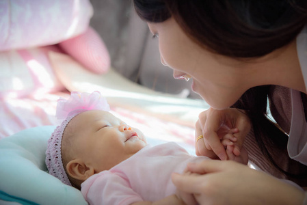 一对夫妇母女在卧室里聊天