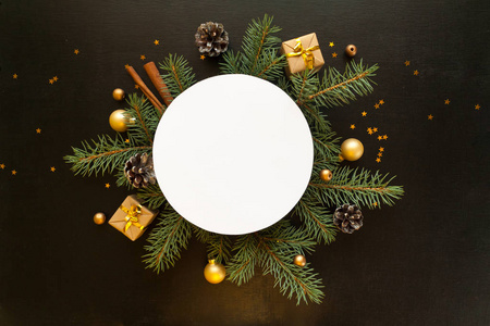 圣诞快乐, 新年愉快。圆框架与分支 firtree, 礼物, 雪花在黑背景下