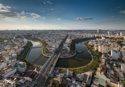 皇家高品质免费股票图像鸟瞰越南胡志明市。沿着河边的美丽摩天大楼, 越南胡志明市城市发展的顺利进行