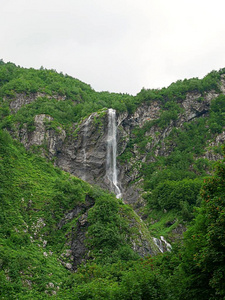美丽的瀑布在森林里, 在俄罗斯的瀑布