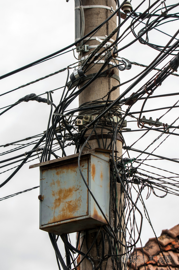 照片的电杆与多根电缆