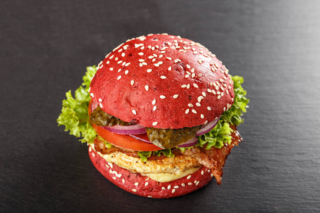 彩色的红色汉堡.自制美国鸡肉汉堡汉堡包照片