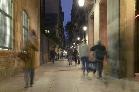 巴塞罗那的街道在晚上