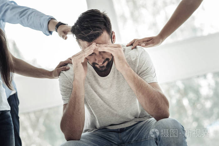 好伤心的人感到不高兴