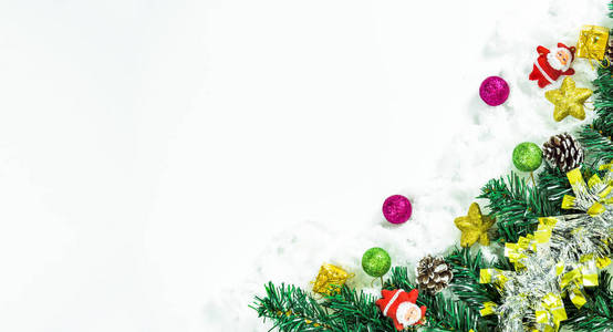圣诞节或新年背景。杉木树枝, 礼品盒, 装饰在白色背景与复制空间为您的文本。顶部视图